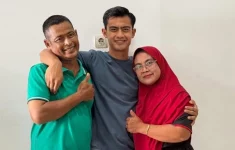 Pratama Arhan bersama ayah dan ibunya (Source: Instagram @pratamaarhan8)