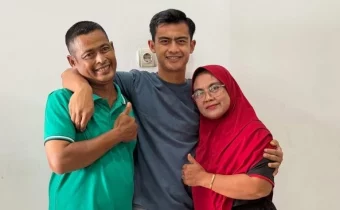 Pratama Arhan bersama ayah dan ibunya (Source: Instagram @pratamaarhan8)