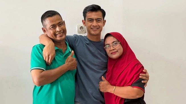 Pratama Arhan bersama ayah dan ibunya (Source: Instagram @pratamaarhan8)