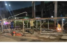 Reklame berkarat dibongkar oleh Satpol PP DKI. (Source: Berita Jakarta)