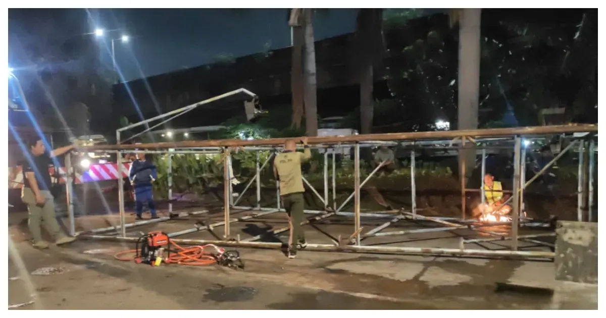 Reklame berkarat dibongkar oleh Satpol PP DKI. (Source: Berita Jakarta)