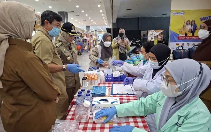 Sidak jelang Nataru, BPOM temukan manisan pala berformalin di Jakarta Barat. (Source: Kompas)