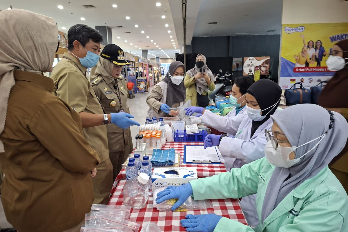 Sidak jelang Nataru, BPOM temukan manisan pala berformalin di Jakarta Barat. (Source: Kompas)