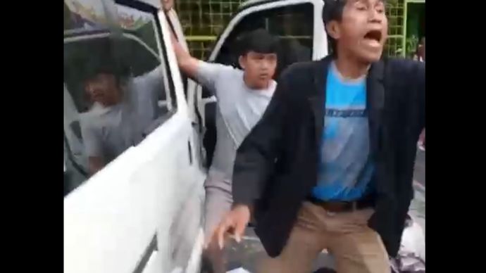 Sopir mobil MBG berbaju abu-abu