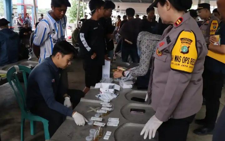Demi keselamatan wisatawan, 50 awak kapal Kepulauan Seribu dites urine. (Source: Polsek Megamendung)