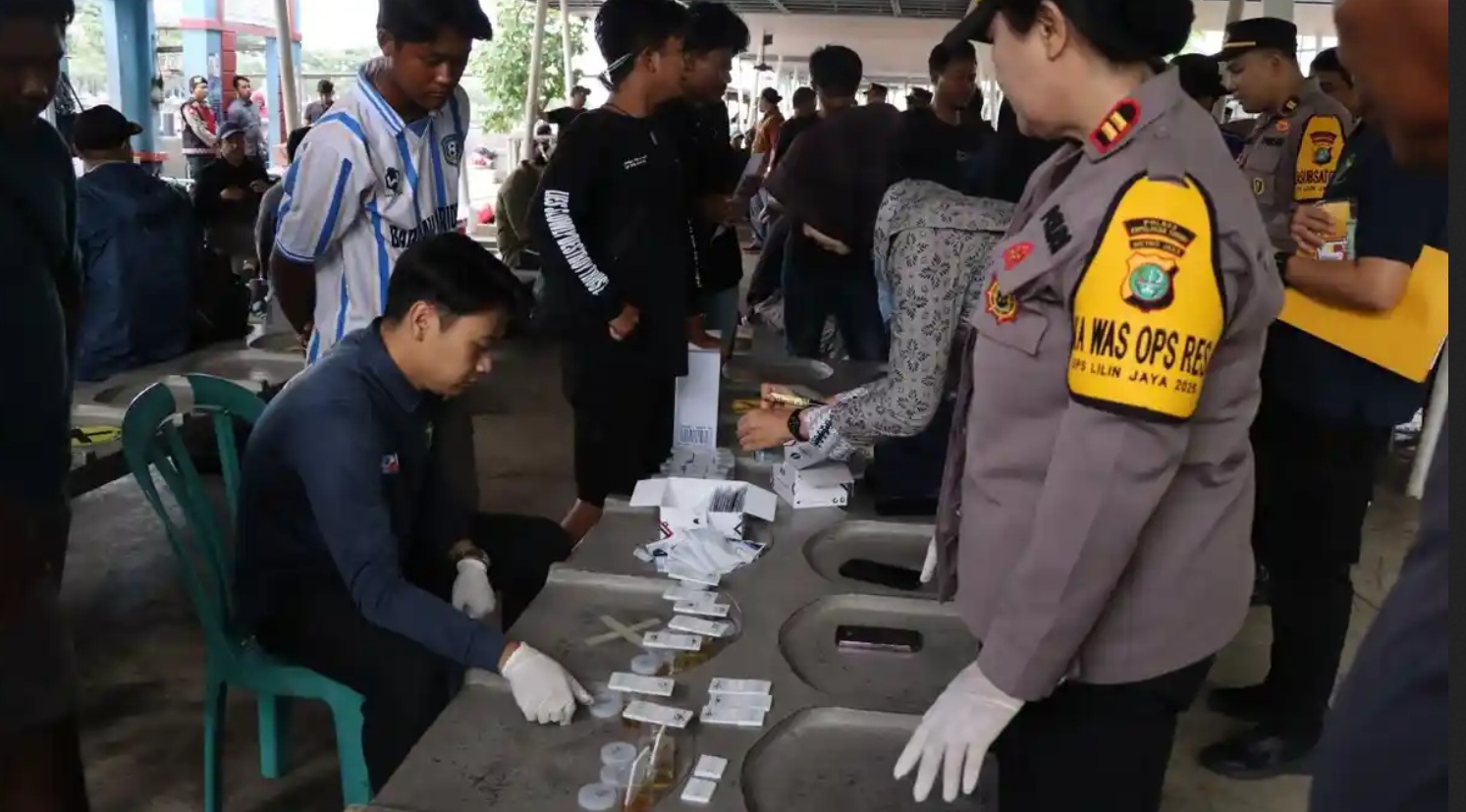 Demi keselamatan wisatawan, 50 awak kapal Kepulauan Seribu dites urine. (Source: Polsek Megamendung)