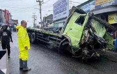 Rem Blong! Tronton Muatan Keramik Tabrak Tugu kertek Wonosobo, 5 Orang Luka-luka