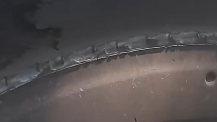 Tangkapan layar dari video viral ban bus Transjakarta botak.