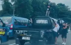 Tangkapan layar video pemobil berjoget di bahu tol Jagorawi.