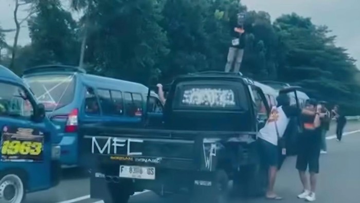 Tangkapan layar video pemobil berjoget di bahu tol Jagorawi.