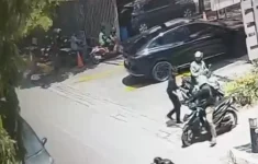 Terekam CCTV! Komplotan Begal Nekat Beraksi di Parkiran Supermarket Jakarta Barat. (Source: Tribun News)