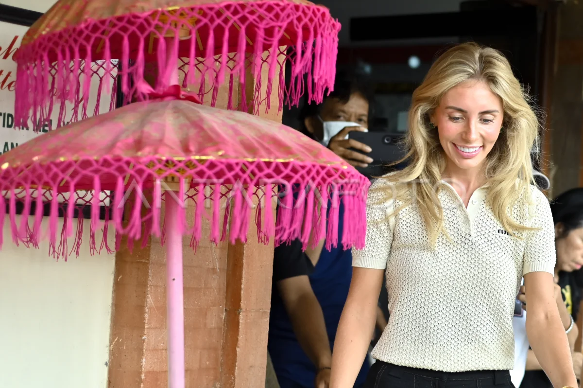 Tia Emma Billinger alias Bonnie Blue.