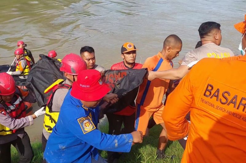 Tim SAR evakuasi jasad bocah 9 tahun hanyut di sungai Ciujung, Serang. (Source: Kabar 6)