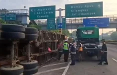 Truk Kontainer Terguling di Tol JORR Saat Pembatasan Nataru, Lalu Lintas Sempat Macet. (Source: Tribun News)