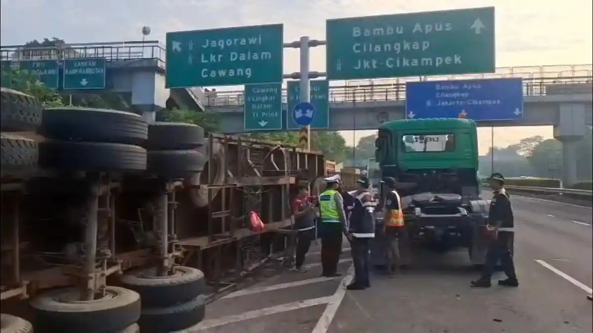Truk Kontainer Terguling di Tol JORR Saat Pembatasan Nataru, Lalu Lintas Sempat Macet. (Source: Tribun News)