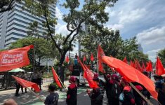 UMP DKI Jakarta 2026 segera diumumkan, buruh demo di Balai Kota. (Source: Bisnis)