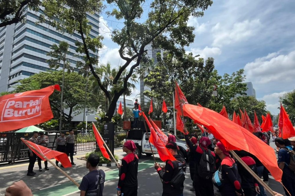 UMP DKI Jakarta 2026 segera diumumkan, buruh demo di Balai Kota. (Source: Bisnis)