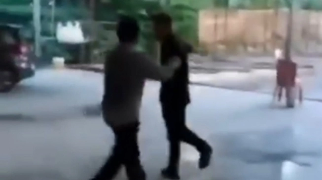 Video Keributan di Jalan Arifin Ahmad Pekanbaru Viral. (Source: Tangkapan Layar)
