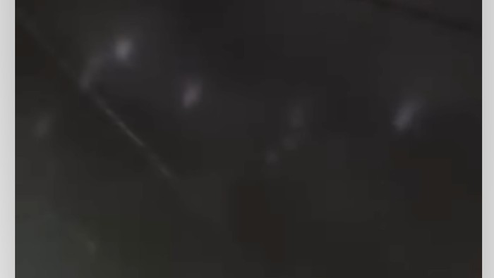 Viral cahaya misterius di langit Depok, BRIN pastikan bukan fenomena alam. (Source: Tangkapan layar media sosial)