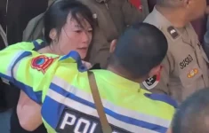 WNA China Ngamuk Usai Tabrak 2 Motor di Semarang. (Source: Tangkapan layar akun instagram @kejadiansmg)