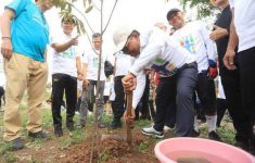 Wali Kota Tangerang, H. Sachrudin menanam bibit pohon pertama sebagai simbol gerakan penghijauan (30/11/2025). (Source: Prokopim Kota Tangerang)
