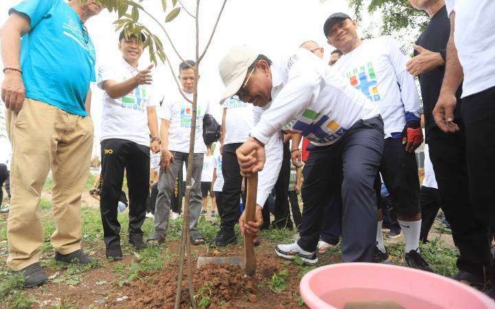 Wali Kota Tangerang, H. Sachrudin menanam bibit pohon pertama sebagai simbol gerakan penghijauan (30/11/2025). (Source: Prokopim Kota Tangerang)