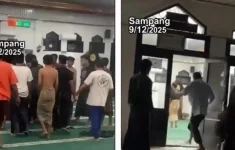 Warga berkerumun mendatangi masjid dan menghajar pria yang berteriak 'kiamat' lewat toa masjid. (Source: Tribun News)