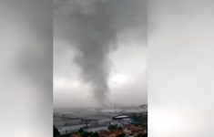 Detik-detik Angin Puting Beliung Menerjang Kawasan Ancol Hingga Sebabkan Pohon Tumbang