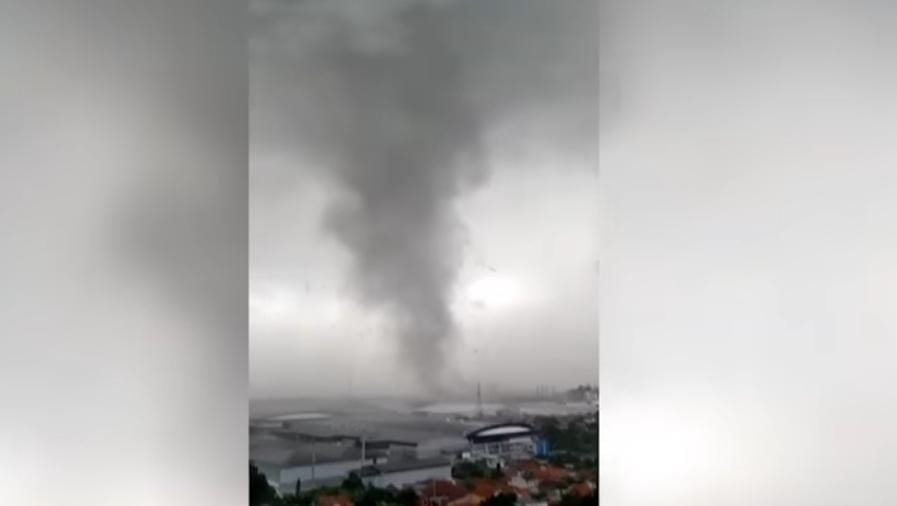 Detik-detik Angin Puting Beliung Menerjang Kawasan Ancol Hingga Sebabkan Pohon Tumbang