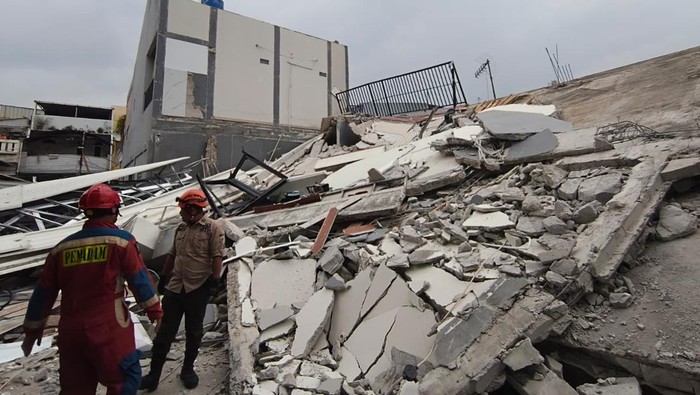 Bangunan Parkir Ambruk di Koja Jakut Sore Hari, 5 Kendaraan Rusak. (Source: Detik)