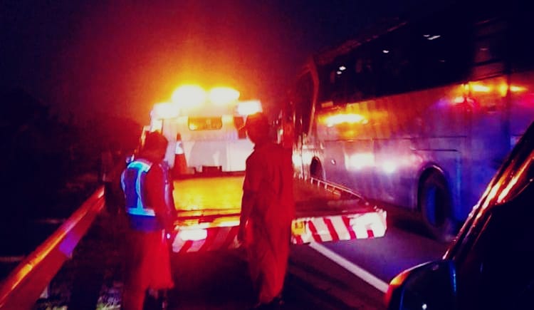 Kecelakaan di Tol Jakarta - Cikampek KM 59 Disebabkan Pecah Ban, 2 Kendaraan Terlibat Korban Telah Dievakuasi