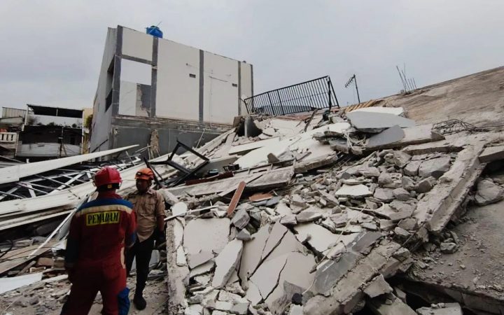 Bangunan Parkir 2 Lantai di Koja Jakut Ambruk