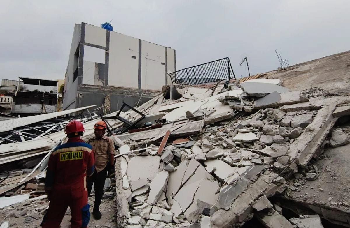 Bangunan Parkir 2 Lantai di Koja Jakut Ambruk