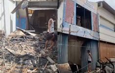 Tiga Ruko di Jalan Ir H Juanda Bekasi Terbakar Diduga Akibat Sambaran Petir, 100 Personel Damkar Dikerahkan