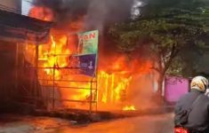 Kebakaran Sebuah Bengkel di kawasan Jalan Kalimalang Pondok Kelapa, Jaktim: Panas Api Terasa Hingga Pengendara