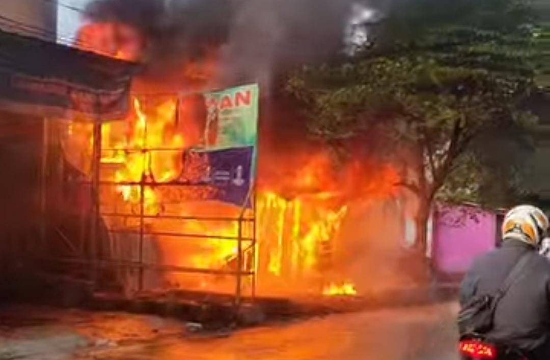 Kebakaran Sebuah Bengkel di kawasan Jalan Kalimalang Pondok Kelapa, Jaktim: Panas Api Terasa Hingga Pengendara