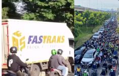 Truk Box Menabrak Separator Busway di Jalan DI Penjaitan, Jatinegara Sebabkan Macet