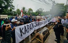 12 Tuntutan Warga Usai Demo Polemik Tumpukan Sampah ke DPRD Tangsel