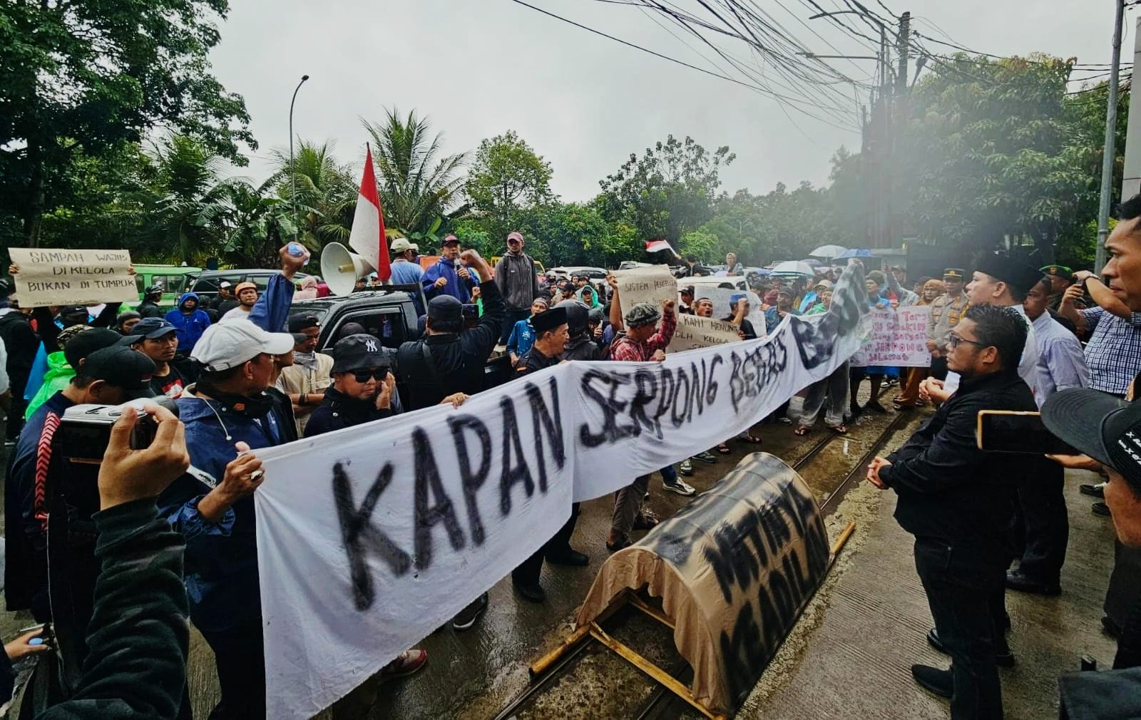 12 Tuntutan Warga Usai Demo Polemik Tumpukan Sampah ke DPRD Tangsel