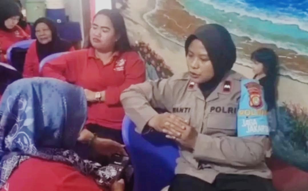 Polwan Jaga Jakarta Beri Penyuluhan KDRT di Kampung Bali, Tanah Abang