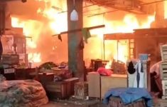 Kebakaran di Pasar Induk Kramat Jati Jakarta Timur, 16 Unit Damkar Dikerahkan