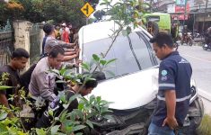 Mobil Anak DPRD Serang Tabrak 3 Motor di Rangkasbitung, Lima Orang Luka-luka Termasuk Balita