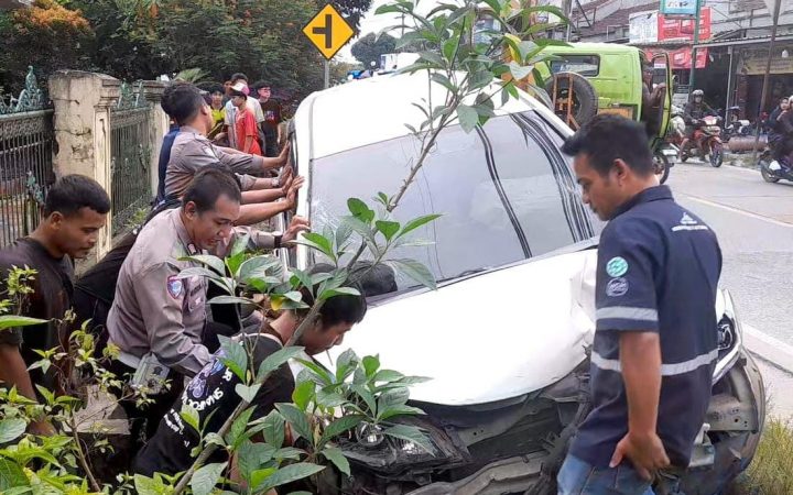 Mobil Anak DPRD Serang Tabrak 3 Motor di Rangkasbitung, Lima Orang Luka-luka Termasuk Balita