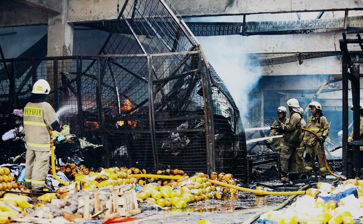 350 Kios Hangus Usai kebakaran di Pasar Induk Kramat Jati, Penyebab Pasti Masih Diselidiki