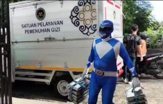 Pengantar MBG Pakai Kostum Power Ranger Dalam Upaya Pendidikan Gizi Anak-Anak
