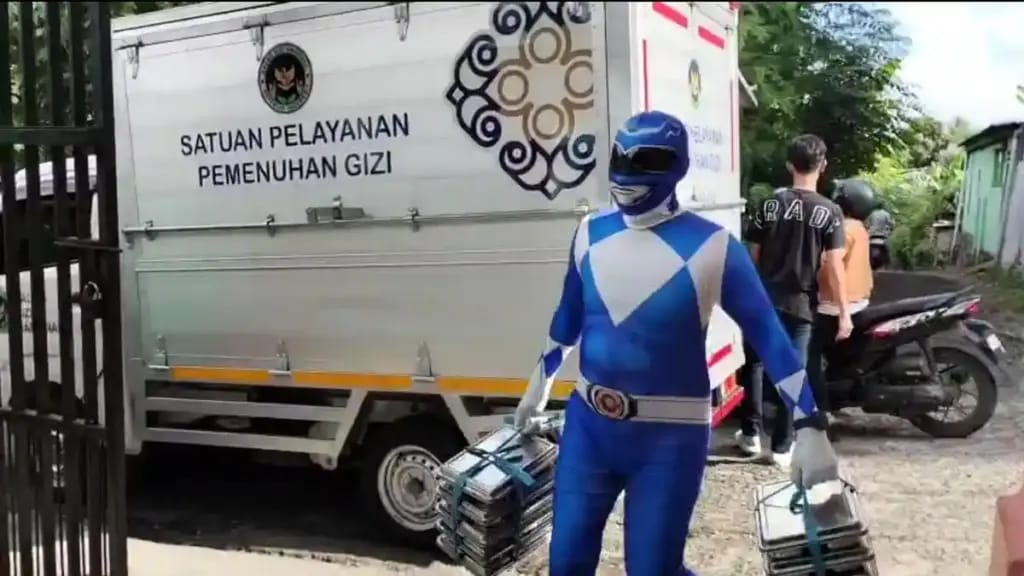 Pengantar MBG Pakai Kostum Power Ranger Dalam Upaya Pendidikan Gizi Anak-Anak