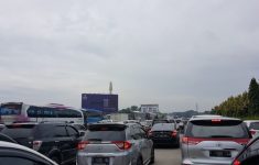 Terjadi Macet di Tol Cikampek Arah Jakarta Imbas Kecelakaan Truk Trailer di Lajur 3 Arah Jatiasih