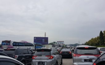 Terjadi Macet di Tol Cikampek Arah Jakarta Imbas Kecelakaan Truk Trailer di Lajur 3 Arah Jatiasih