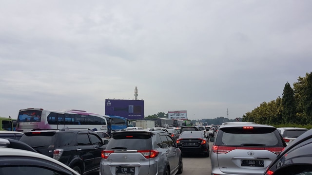 Terjadi Macet di Tol Cikampek Arah Jakarta Imbas Kecelakaan Truk Trailer di Lajur 3 Arah Jatiasih