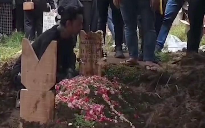 Duka Reza Arap Ditinggal Selamanya Oleh Sang Kekasih Lula Lahfah, Terduduk Lemas Hingga Cium Nisan